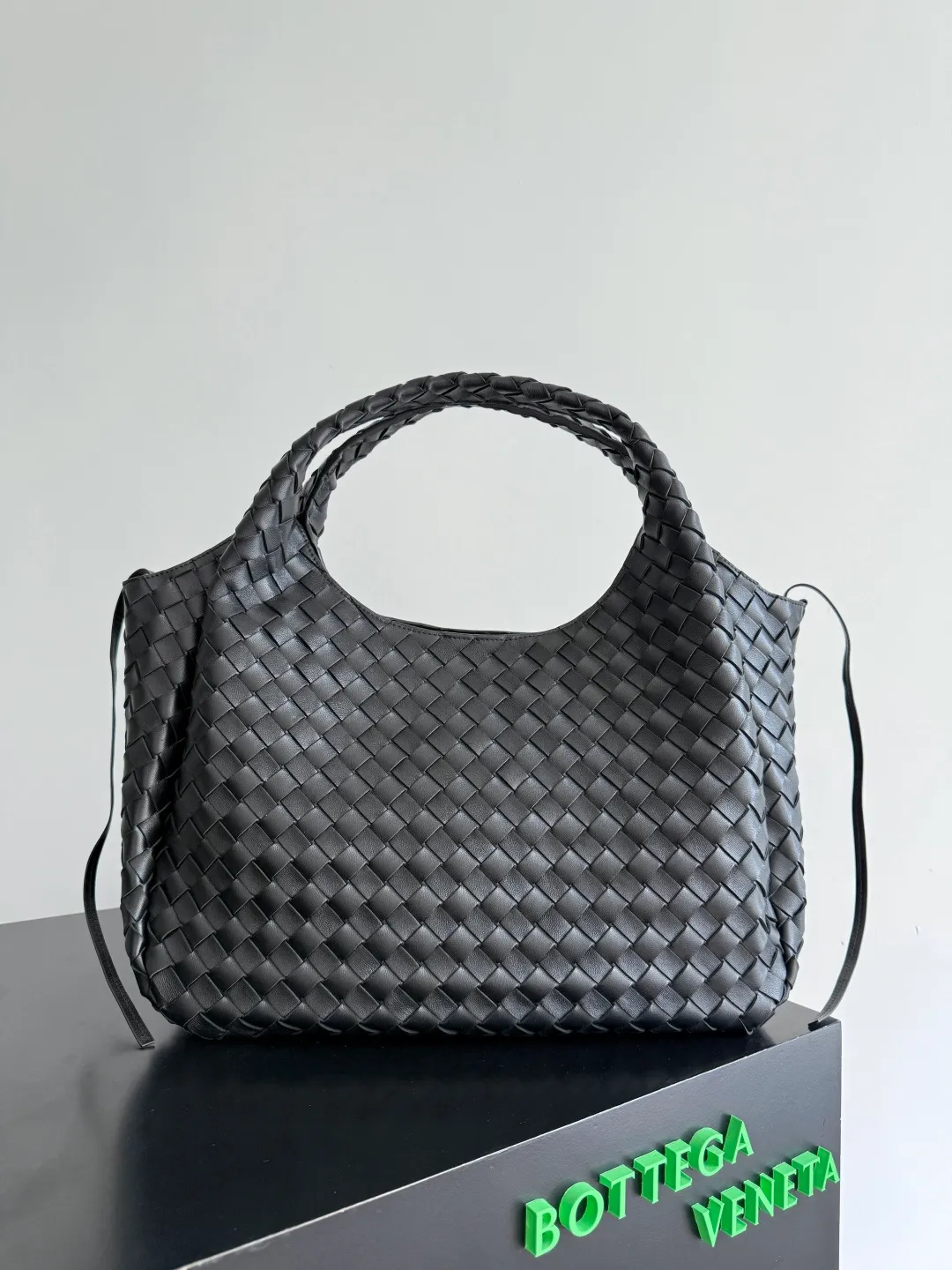 Batch 2760 new products are coming! BOTTEGA VENETA Bottega Veneta's 2025 new Campana shoulder bag is on the market~ First of all, I would like to praise the weight of this bag. As a not too small bag, it is very light for daily use. For people like me who need to carry a lot of belongings when going out, this advantage is great, and it greatly reduces the burden of traveling. 🛍️The shape is a bit like a combination of parachute and jodie. The blunt triangle shape is cute and honest. Carrying it on your back when going shopping is a good mood accelerator. The handles and body of the bag are both classic weaves. A tie is added to the original open design. If it is not tied up, the bag will look like a small vegetable basket when carried. Style number: 844250 Size: 39*24*18.5cm